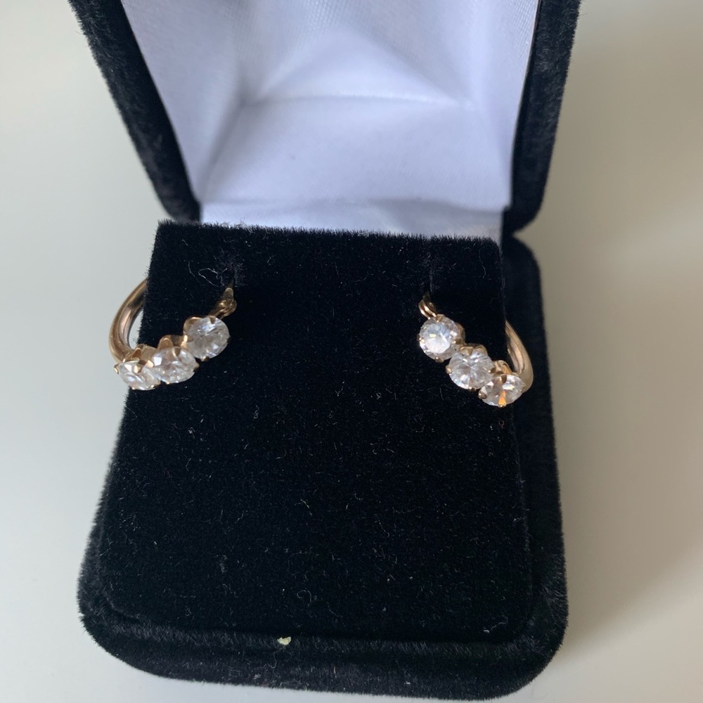 Beautiful 14k gold earrings.